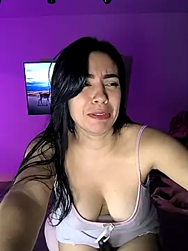 Snapshot of Sara-215 chatting on December 5, 2025, 12:41 am Sara-215 online show from December 5, 2025, 12:41 am