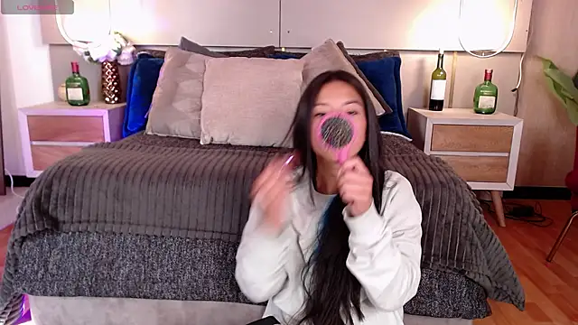 Skay bluee online show from November 11, 2025, 1:22 pm