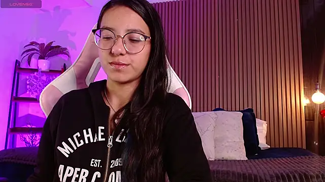 Skay bluee online show from December 2, 2025, 2:12 pm