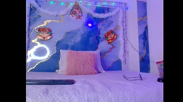 Snapshot of Girls_from_medellin chatting on December 17, 2025, 3:12 am Girls from medellin online show from December 17, 2025, 3:12 am