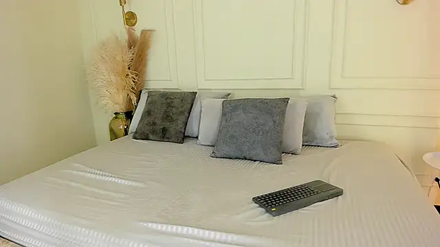 imVictoria  online show from November 11, 2025, 9:26 pm