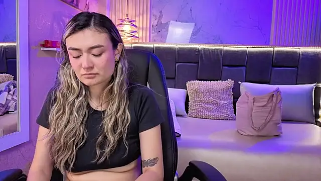 Snapshot of Im-Lola chatting on November 26, 2025, 7:59 pm Im-Lola online show from November 26, 2025, 7:59 pm