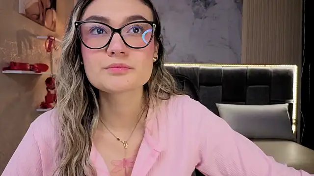 Snapshot of Im-Lola chatting on December 3, 2025, 7:56 pm Im-Lola online show from December 3, 2025, 7:56 pm