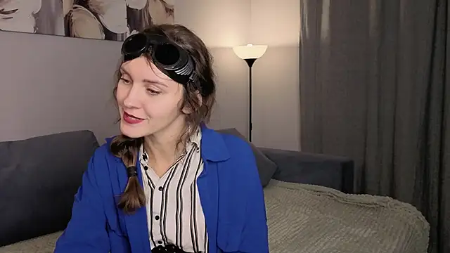 Snapshot of LauraYoungg chatting on October 30, 2025, 7:47 pm LauraYoungg online show from October 30, 2025, 7:47 pm