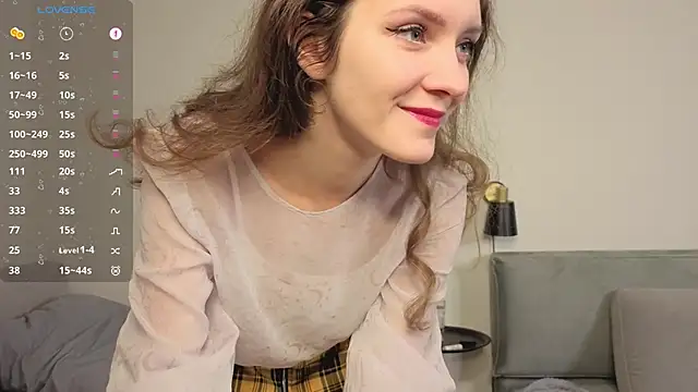 LauraYoungg online show from November 28, 2025, 8:44 pm