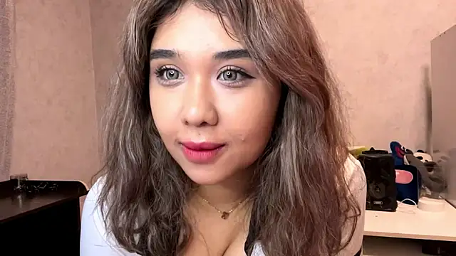 LovelyLara online show from November 9, 2025, 6:06 pm