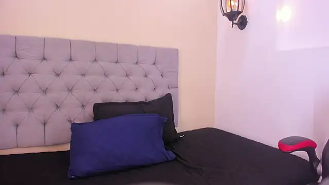 MiaBloom   online show from November 13, 2025, 11:09 am