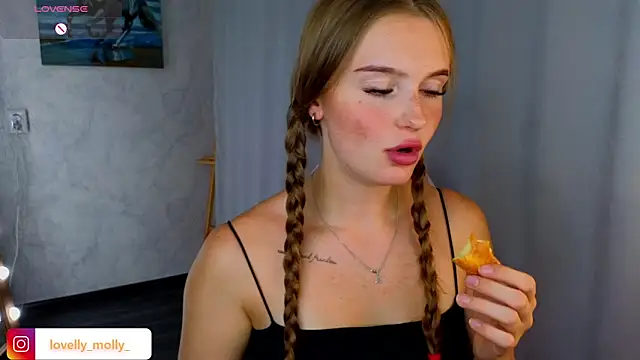 Snapshot of Lovelly_molly1 chatting on November 6, 2025, 2:51 pm Lovelly molly1 online show from November 6, 2025, 2:51 pm