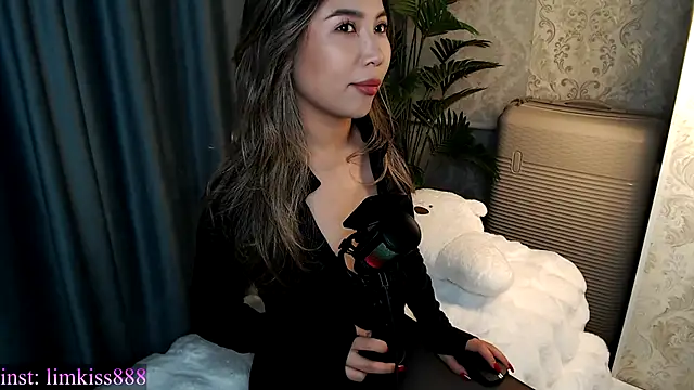 limkiss online show from December 17, 2025, 2:12 pm