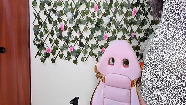 melani ferraraa  online show from November 16, 2025, 6:30 am