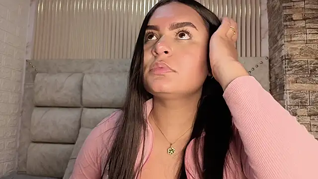 amarahanks1 online show from November 28, 2025, 5:04 pm