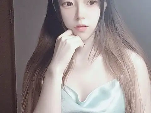 Snapshot of JuliaNoir chatting on November 3, 2025, 6:14 am JuliaNoir online show from November 3, 2025, 6:14 am