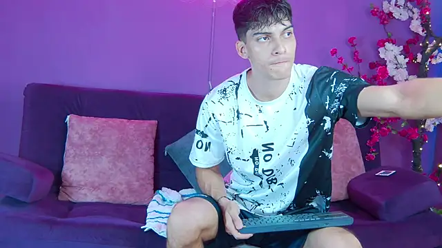 AlessioVitale online show from November 25, 2025, 12:16 pm