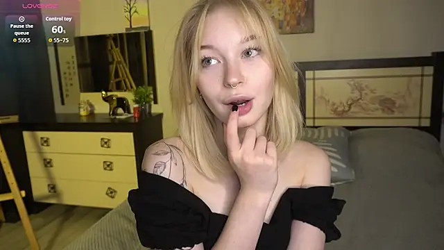 ShanelTunon online show from November 9, 2025, 7:23 pm