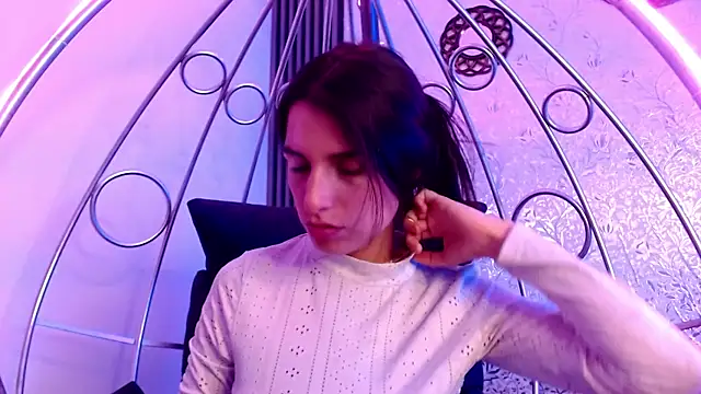 Mia Velasquezz online show from November 18, 2025, 2:43 pm