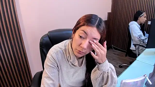 desk desire online show from December 18, 2025, 11:27 am