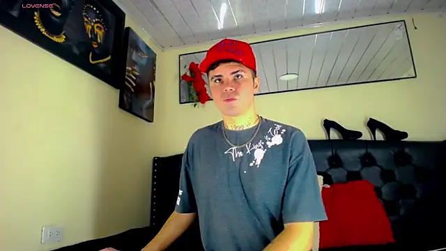 Snapshot of Sebastian_Loaiza chatting on November 7, 2025, 5:35 pm Sebastian Loaiza online show from November 7, 2025, 5:35 pm