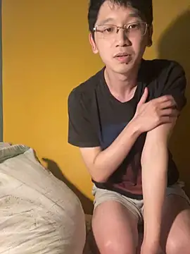 Snapshot of NerdyAsian1701 chatting on November 5, 2025, 3:06 am NerdyAsian1701 online show from November 5, 2025, 3:06 am