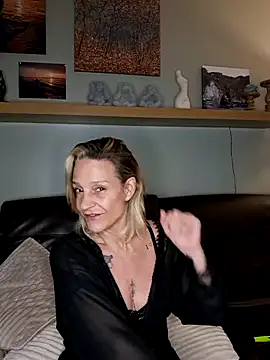 Snapshot of LittleSexyT chatting on November 10, 2025, 10:42 pm LittleSexyT online show from November 10, 2025, 10:42 pm