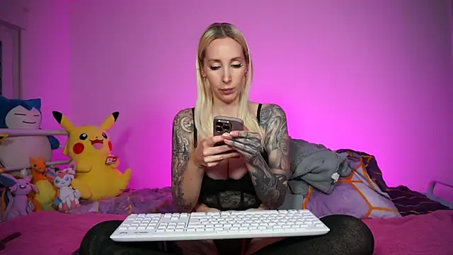 StellaCinderella online show from November 18, 2025, 2:32 pm