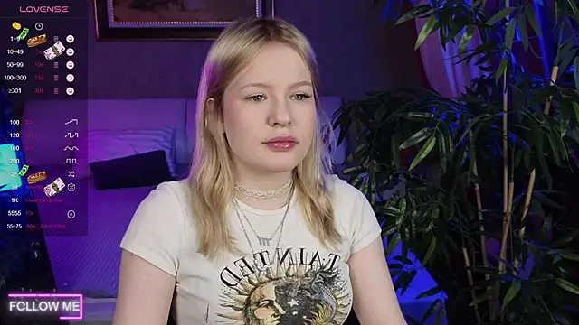 Mila wxw online show from November 22, 2025, 12:15 pm