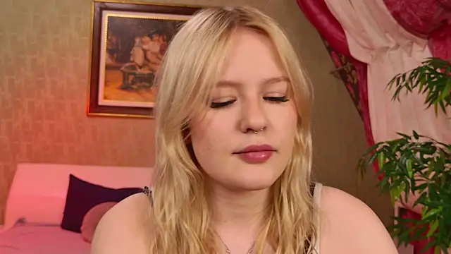 Mila wxw online show from November 28, 2025, 12:19 pm