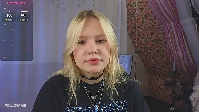 Mila wxw online show from December 19, 2025, 1:40 pm