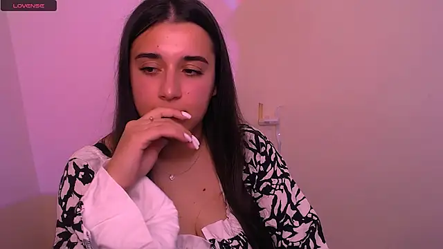 Snapshot of AlinaDoll_ chatting on November 4, 2025, 10:14 am AlinaDoll  online show from November 4, 2025, 10:14 am