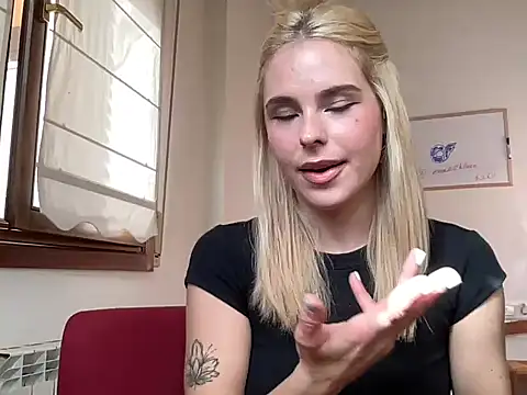 Snapshot of skychloe chatting on November 4, 2025, 2:05 pm skychloe online show from November 4, 2025, 2:05 pm