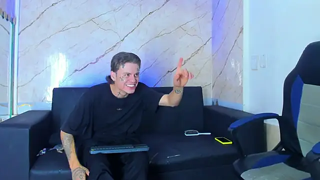 Snapshot of Kevinperlas chatting on November 16, 2025, 8:25 pm Kevinperlas online show from November 16, 2025, 8:25 pm