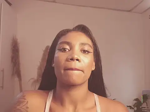 Miss Benz online show from November 12, 2025, 1:55 pm