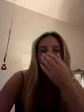 Snapshot of Ell_albescu chatting on November 5, 2025, 9:04 pm Ell albescu online show from November 5, 2025, 9:04 pm