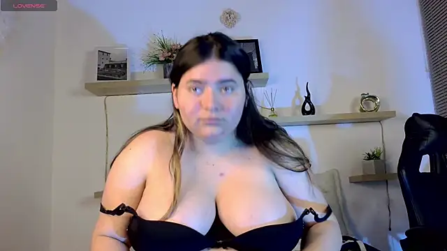 Snapshot of estrella_gold chatting on November 18, 2025, 3:01 am estrella gold online show from November 18, 2025, 3:01 am