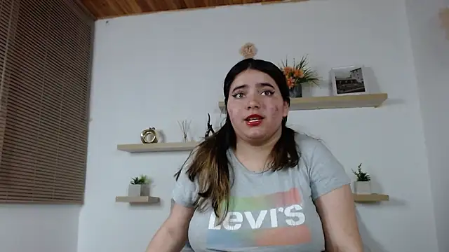 Snapshot of estrella_gold chatting on December 20, 2025, 2:51 am estrella gold online show from December 20, 2025, 2:51 am