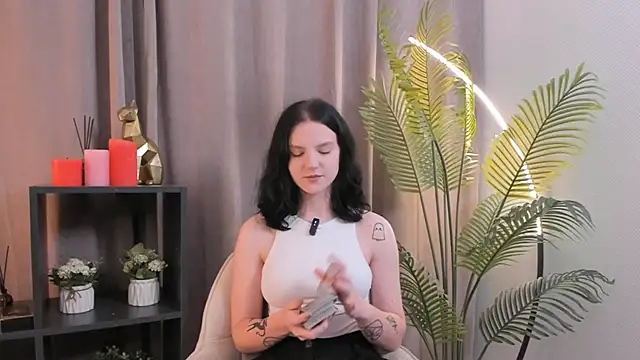 Snapshot of LatinaHuguenin chatting on November 8, 2025, 2:17 pm LatinaHuguenin online show from November 8, 2025, 2:17 pm