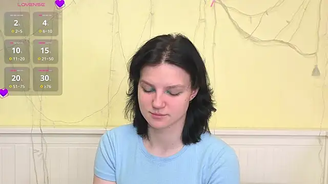 Snapshot of LatinaHuguenin chatting on December 15, 2025, 7:01 am LatinaHuguenin online show from December 15, 2025, 7:01 am