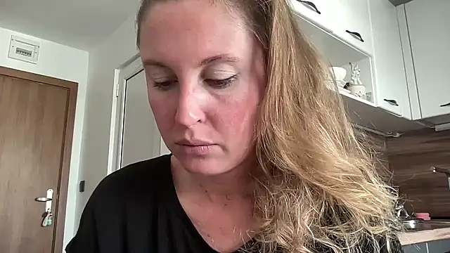 Snapshot of Ameli8 chatting on November 13, 2025, 12:37 pm Ameli8 online show from November 13, 2025, 12:37 pm