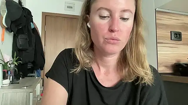 Snapshot of Ameli8 chatting on November 26, 2025, 12:17 pm Ameli8 online show from November 26, 2025, 12:17 pm