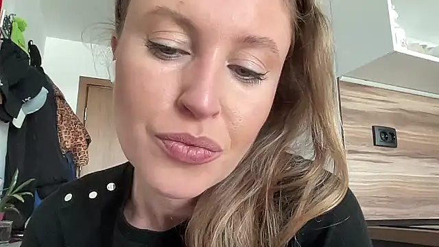 Snapshot of Ameli8 chatting on December 17, 2025, 11:16 am Ameli8 online show from December 17, 2025, 11:16 am