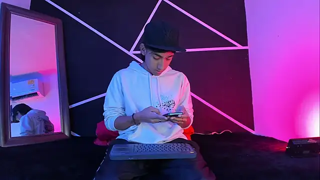 Snapshot of Austin_Santos_ chatting on November 8, 2025, 12:27 pm Austin Santos online show from November 8, 2025, 12:27 pm