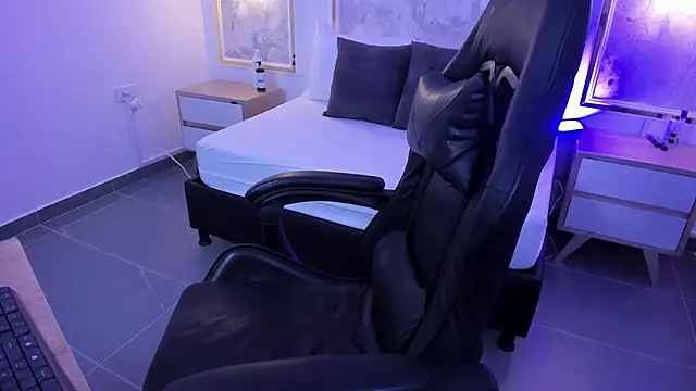 coral rosse  online show from December 23, 2025, 2:31 am