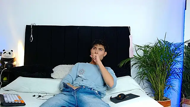 Snapshot of thomasbennett_ chatting on November 6, 2025, 11:04 pm thomasbennett online show from November 6, 2025, 11:04 pm