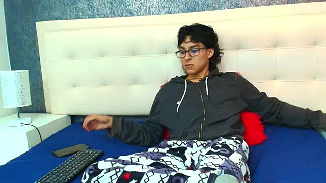 Snapshot of Zoro_V chatting on November 7, 2025, 12:05 pm Zoro V online show from November 7, 2025, 12:05 pm