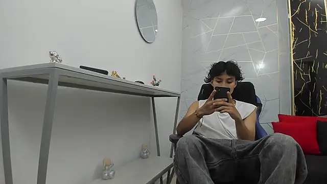 Snapshot of Zoro_V chatting on November 12, 2025, 7:35 pm Zoro V online show from November 12, 2025, 7:35 pm