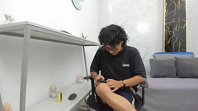 Snapshot of Zoro_V chatting on November 16, 2025, 7:41 pm Zoro V online show from November 16, 2025, 7:41 pm