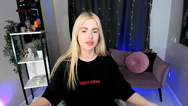 Snapshot of desperate_ramona chatting on November 13, 2025, 6:01 am desperate ramona online show from November 13, 2025, 6:01 am