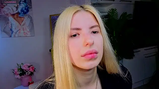 Snapshot of desperate_ramona chatting on November 16, 2025, 2:44 pm desperate ramona online show from November 16, 2025, 2:44 pm