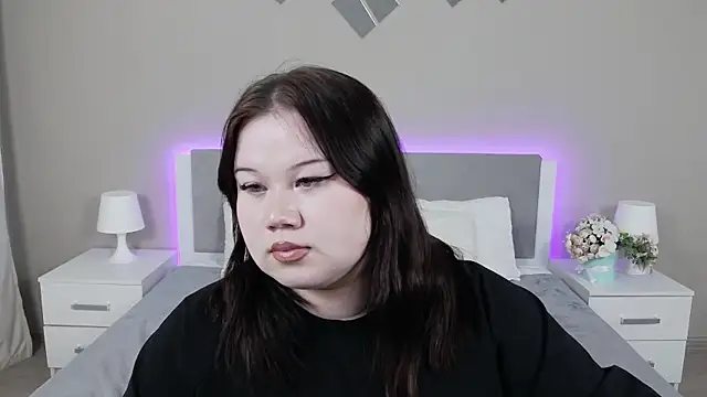 Snapshot of EvaNova_ chatting on November 10, 2025, 8:57 am EvaNova online show from November 10, 2025, 8:57 am