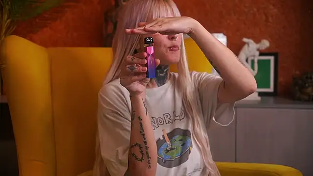 IsauraGarratt online show from November 13, 2025, 12:15 pm