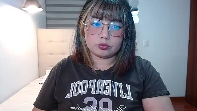 YiniBelle online show from November 24, 2025, 2:44 am